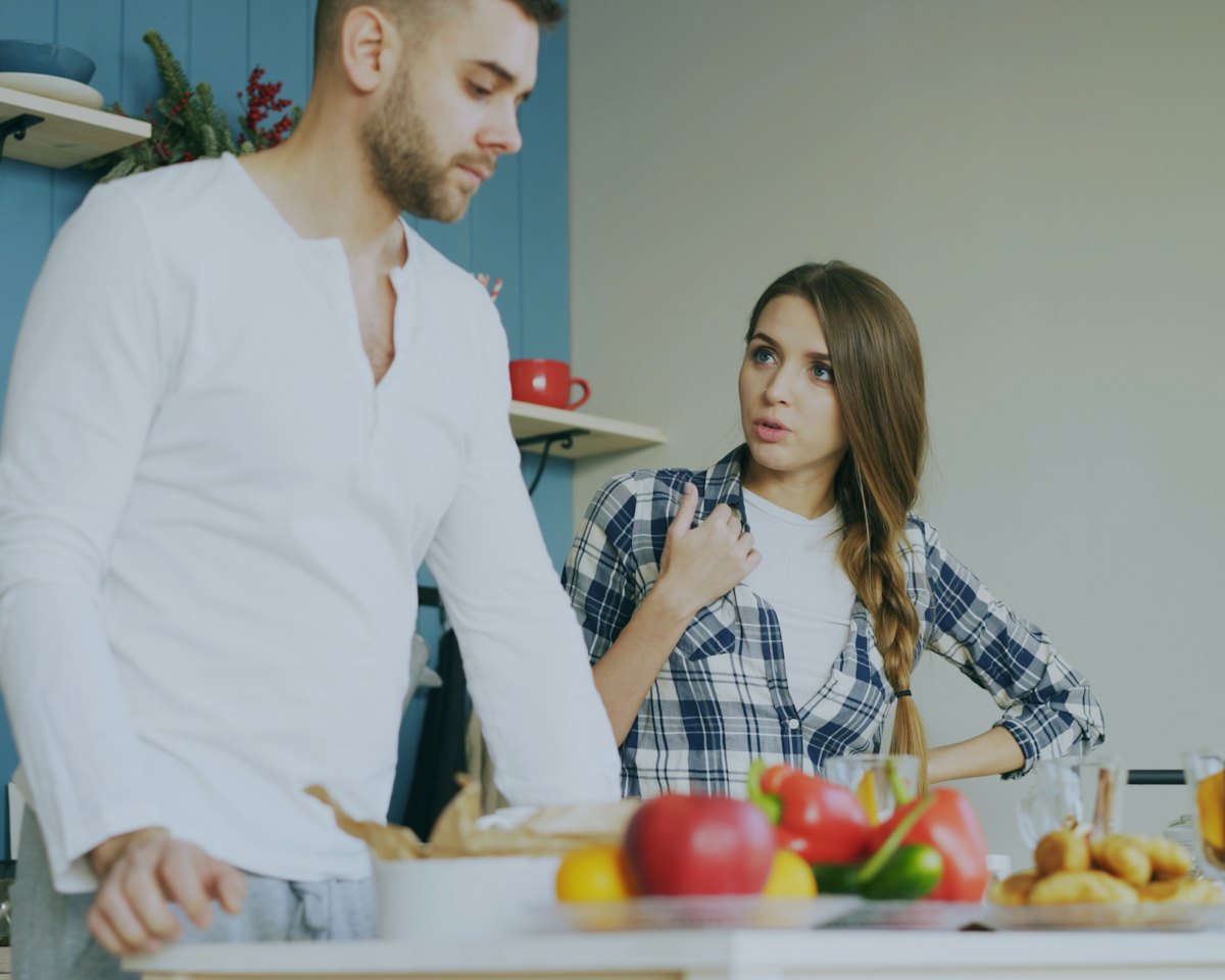 Пара спорит на кухне: непонимание и напряжение в отношениях